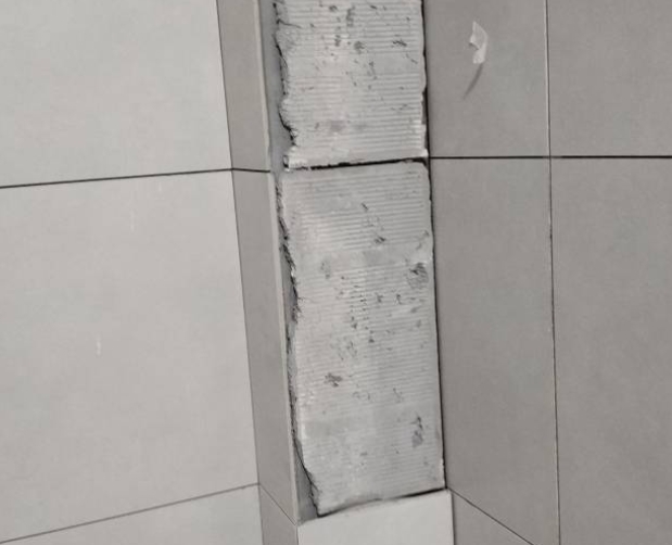 章贡瓷砖空鼓维修公司分享下瓷砖施工前基层浇水润湿程度不足，可能导致以下问题